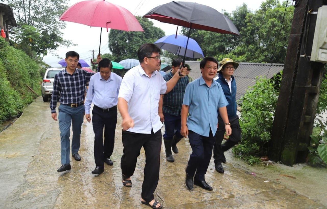 Bộ trưởng - Chủ nhiệm Ủy ban Dân tộc Hầu A Lềnh thăm hỏi, hỗ trợ các gia đình bị thiên tai