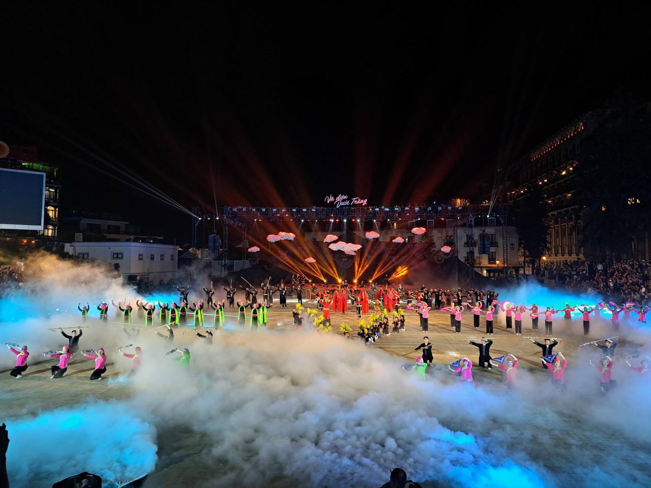 Rực rỡ màn trình diễn nghệ thuật Khai mạc Tuần văn hóa du lịch chào mừng 120 năm du lịch Sa Pa