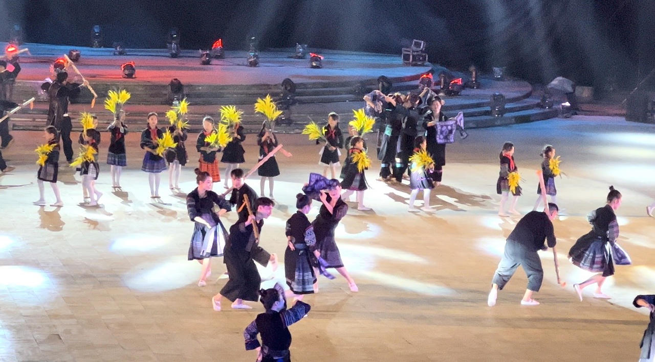 Rực rỡ màn trình diễn nghệ thuật Khai mạc Tuần văn hóa du lịch chào mừng 120 năm du lịch Sa Pa