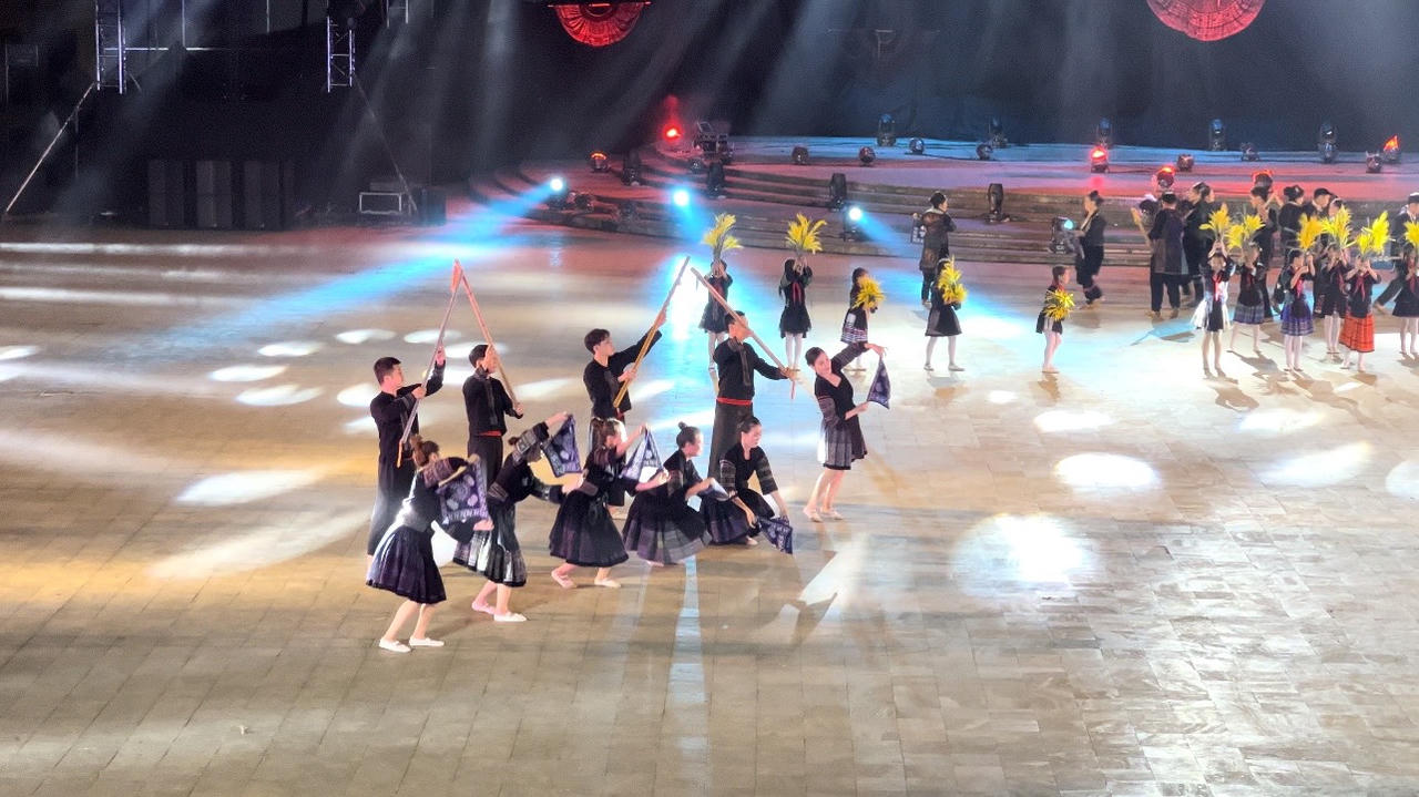 Rực rỡ màn trình diễn nghệ thuật Khai mạc Tuần văn hóa du lịch chào mừng 120 năm du lịch Sa Pa