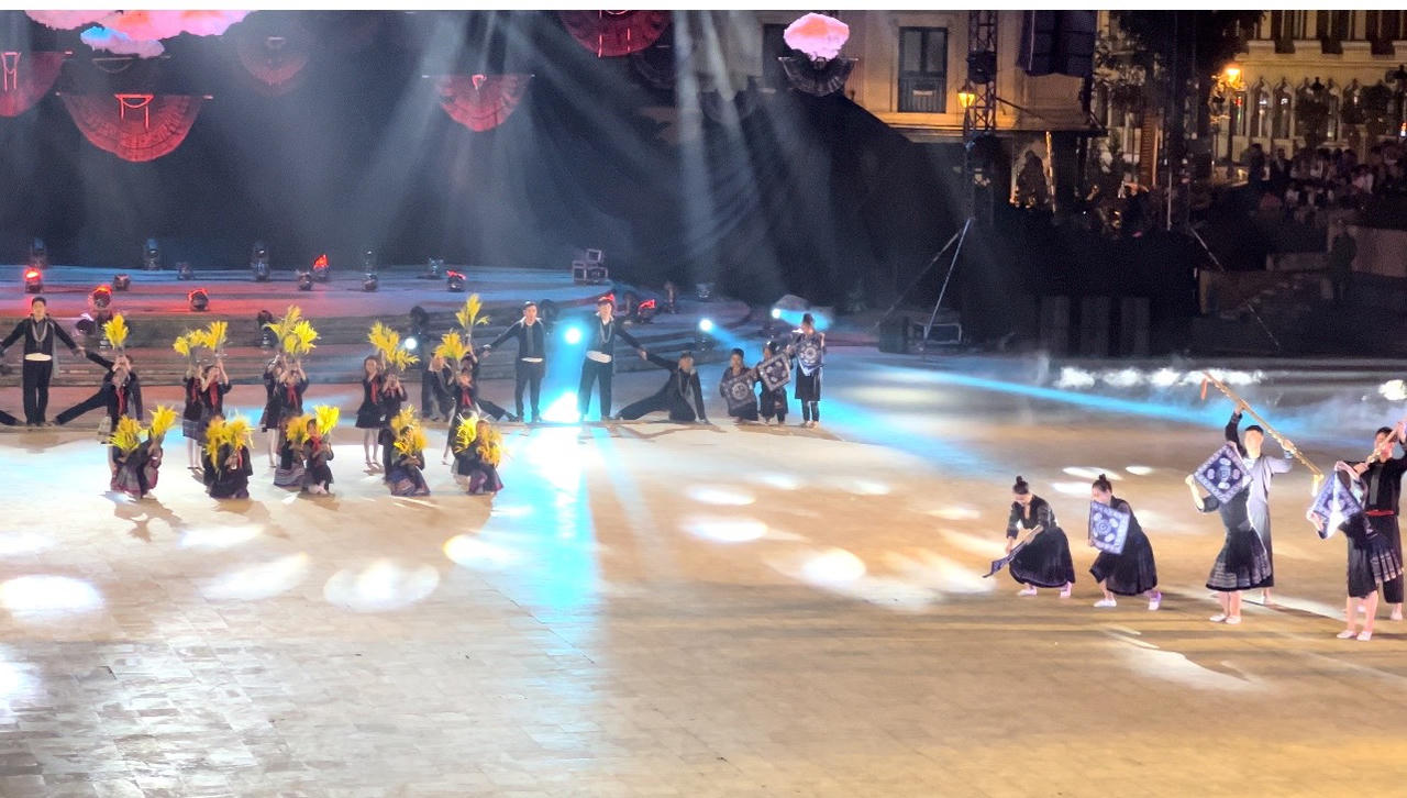 Rực rỡ màn trình diễn nghệ thuật Khai mạc Tuần văn hóa du lịch chào mừng 120 năm du lịch Sa Pa