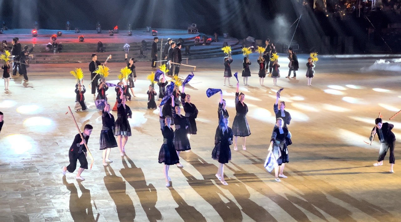 Rực rỡ màn trình diễn nghệ thuật Khai mạc Tuần văn hóa du lịch chào mừng 120 năm du lịch Sa Pa