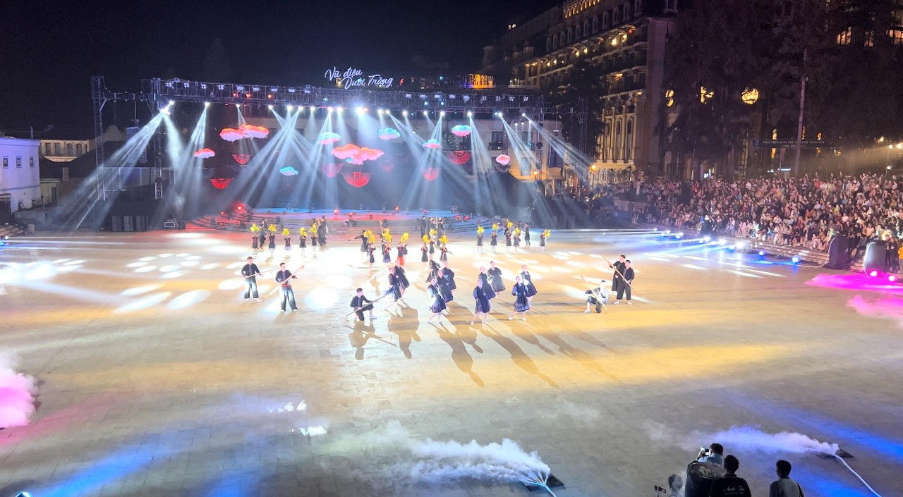 Rực rỡ màn trình diễn nghệ thuật Khai mạc Tuần văn hóa du lịch chào mừng 120 năm du lịch Sa Pa