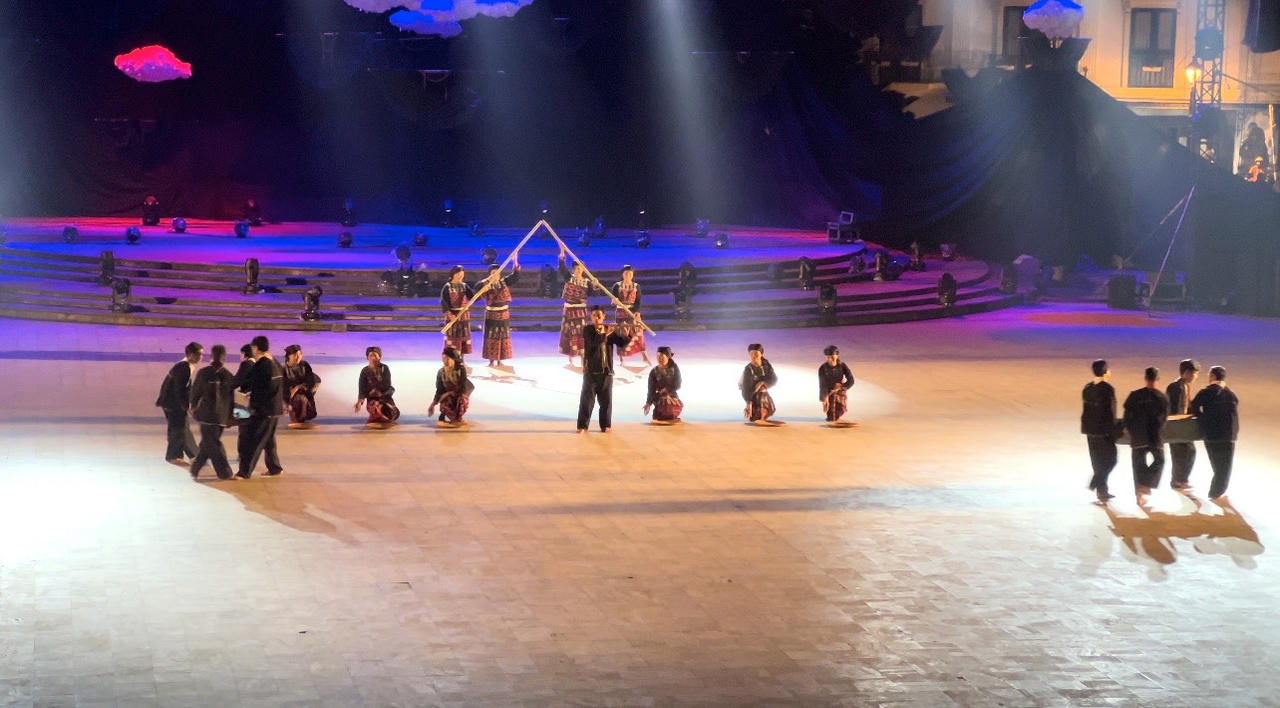 Rực rỡ màn trình diễn nghệ thuật Khai mạc Tuần văn hóa du lịch chào mừng 120 năm du lịch Sa Pa