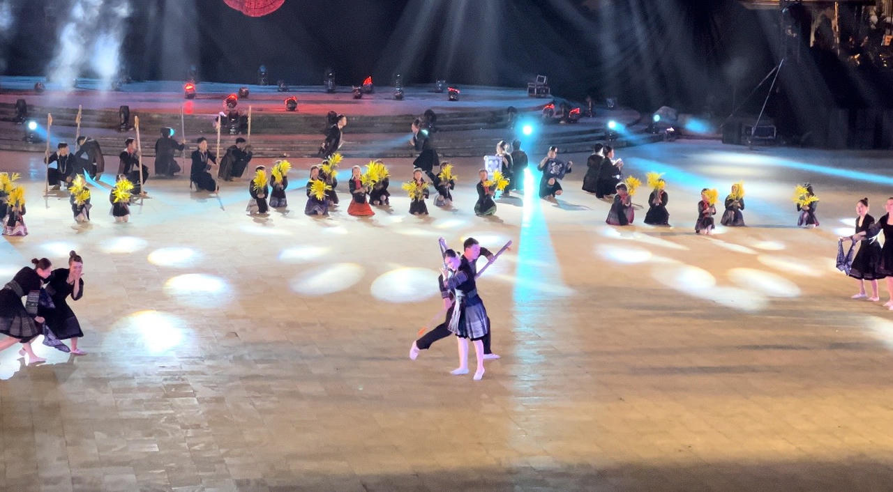 Rực rỡ màn trình diễn nghệ thuật Khai mạc Tuần văn hóa du lịch chào mừng 120 năm du lịch Sa Pa