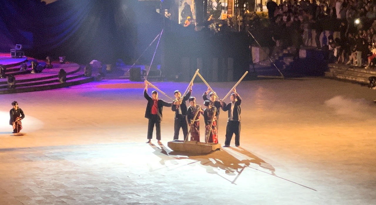 Rực rỡ màn trình diễn nghệ thuật Khai mạc Tuần văn hóa du lịch chào mừng 120 năm du lịch Sa Pa