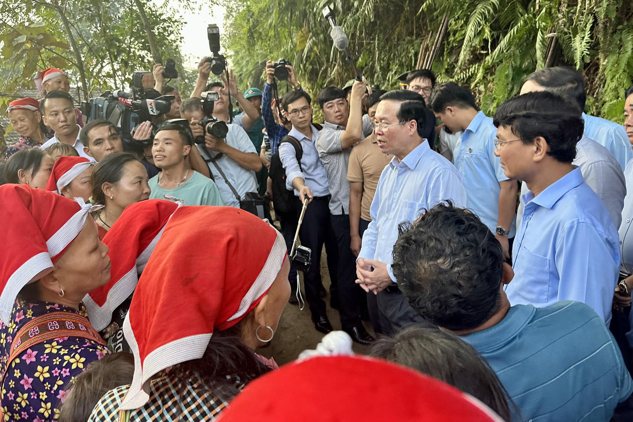 Chủ tịch nước thăm, tặng quà người dân bị ảnh hưởng bởi lũ quét tại Sa Pa