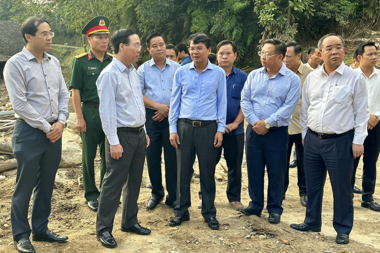 Chủ tịch nước thăm, tặng quà người dân bị ảnh hưởng bởi lũ quét tại Sa Pa