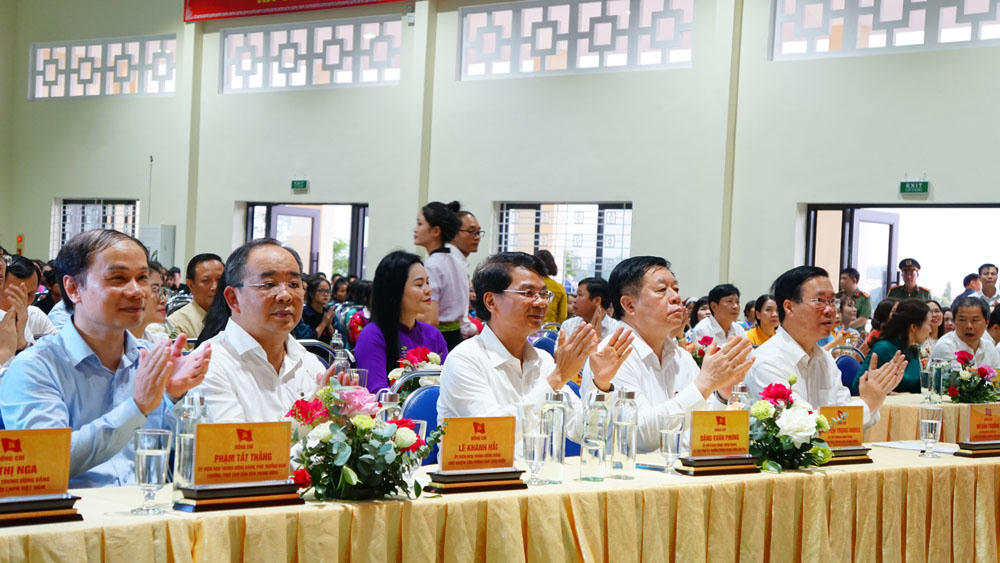 Chủ tịch nước Võ Văn Thưởng thăm và tặng quà học sinh Trường THPT Dân tộc Nội trú tỉnh Lào Cai