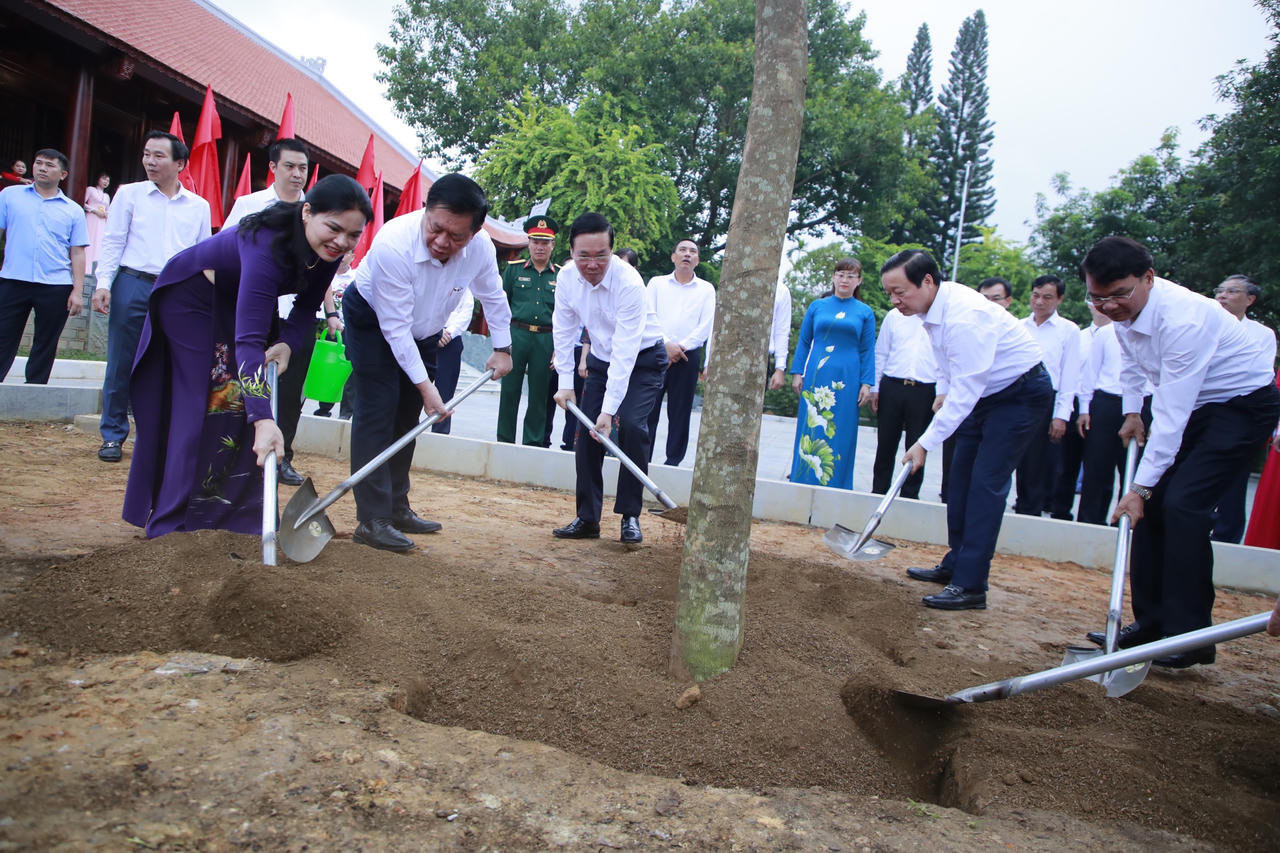 Chủ tịch nước Võ Văn Thưởng dâng hương tưởng niệm Chủ tịch Hồ Chí Minh nhân dịp kỷ niệm 65 năm ngày Bác Hồ lên thăm Lào Cai