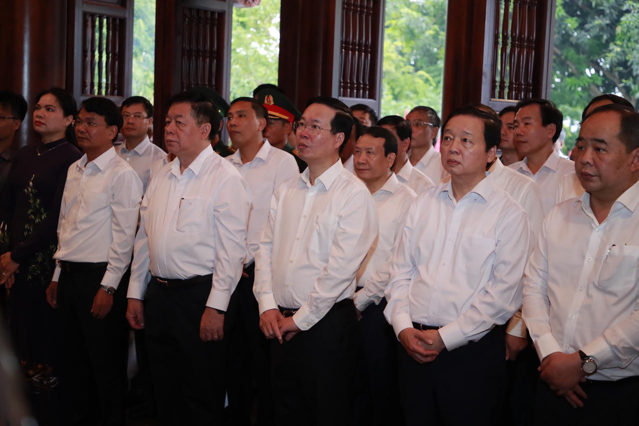 Chủ tịch nước Võ Văn Thưởng dâng hương tưởng niệm Chủ tịch Hồ Chí Minh nhân dịp kỷ niệm 65 năm ngày Bác Hồ lên thăm Lào Cai