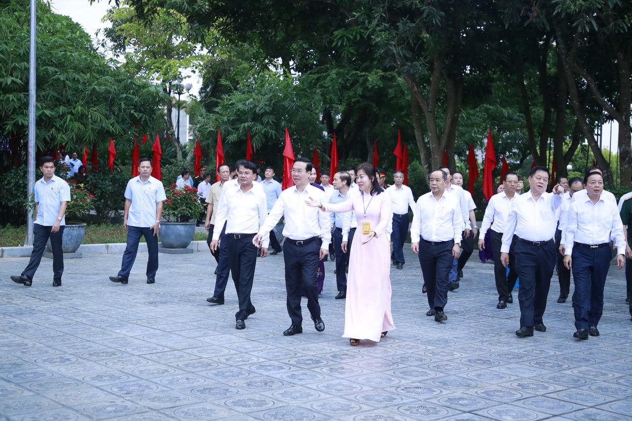 Chủ tịch nước Võ Văn Thưởng dâng hương tưởng niệm Chủ tịch Hồ Chí Minh nhân dịp kỷ niệm 65 năm ngày Bác Hồ lên thăm Lào Cai