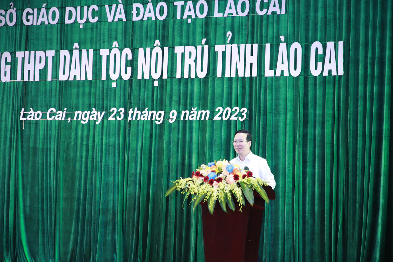 Chủ tịch nước Võ Văn Thưởng thăm và tặng quà học sinh Trường THPT Dân tộc Nội trú tỉnh Lào Cai