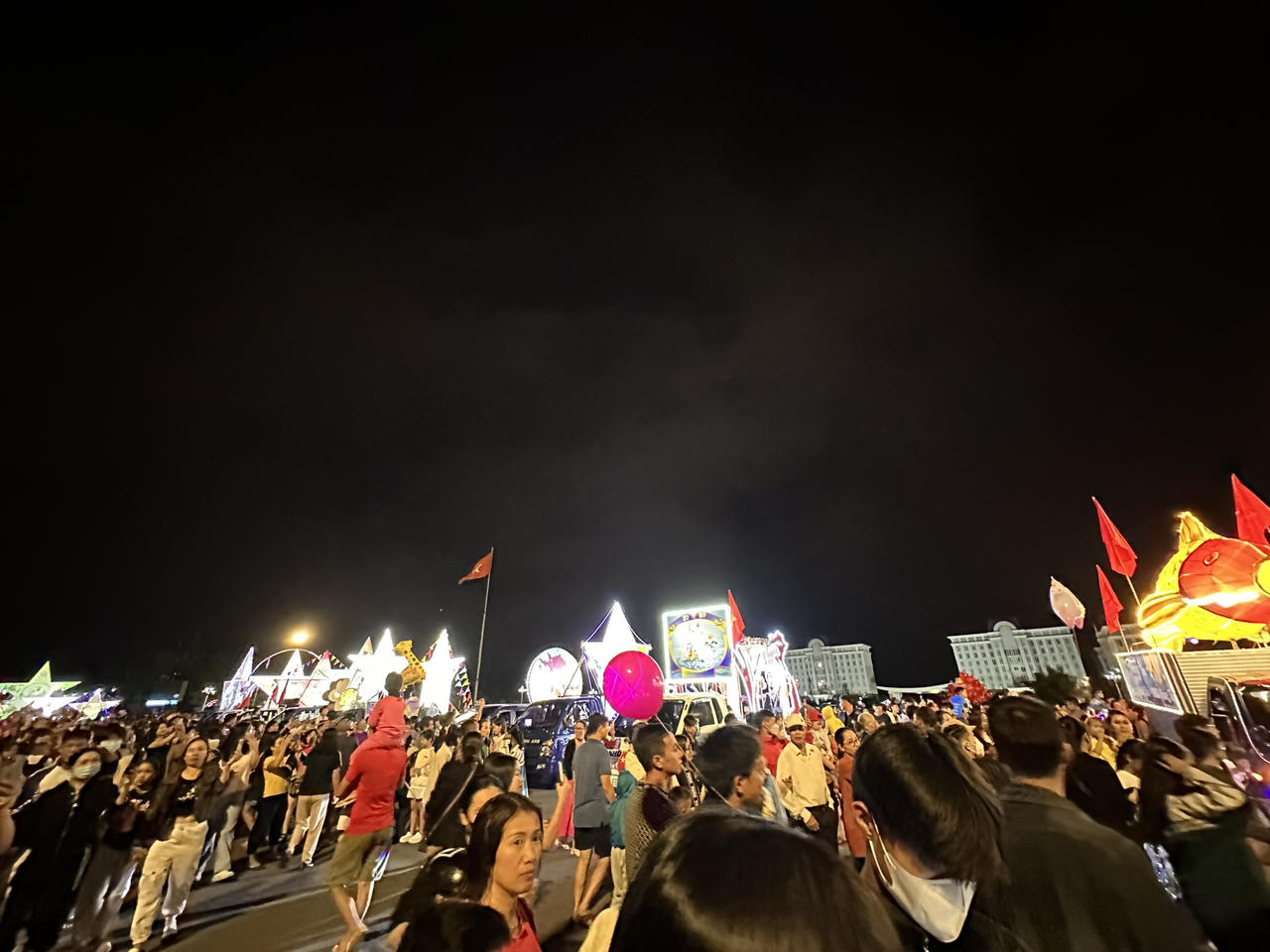 Ấn tượng màn trình diễn diễu hành Đèn ông sao tại Lai Châu