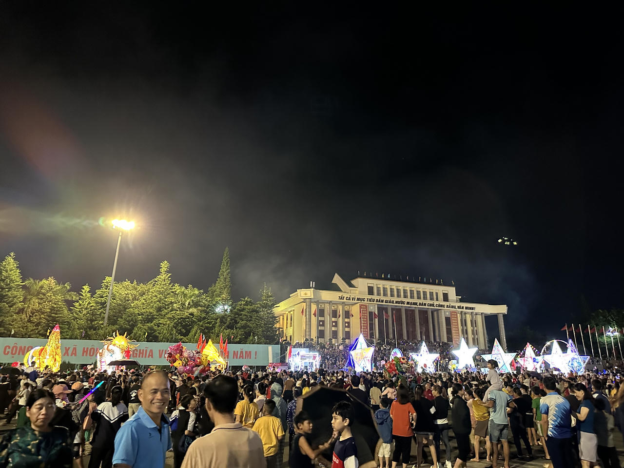 Ấn tượng màn trình diễn diễu hành Đèn ông sao tại Lai Châu