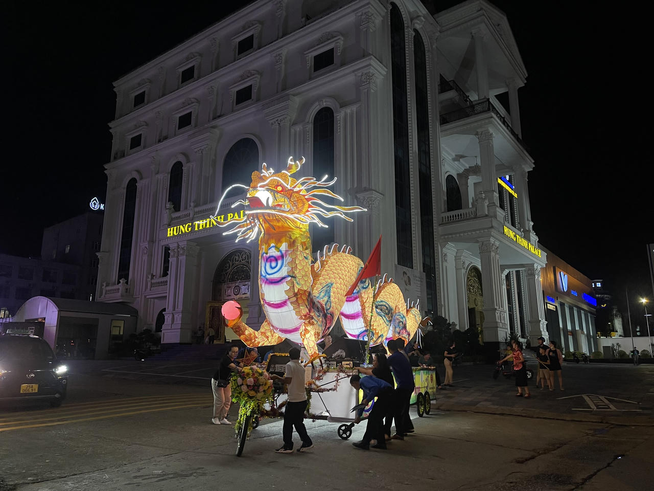 Ấn tượng màn trình diễn diễu hành Đèn ông sao tại Lai Châu