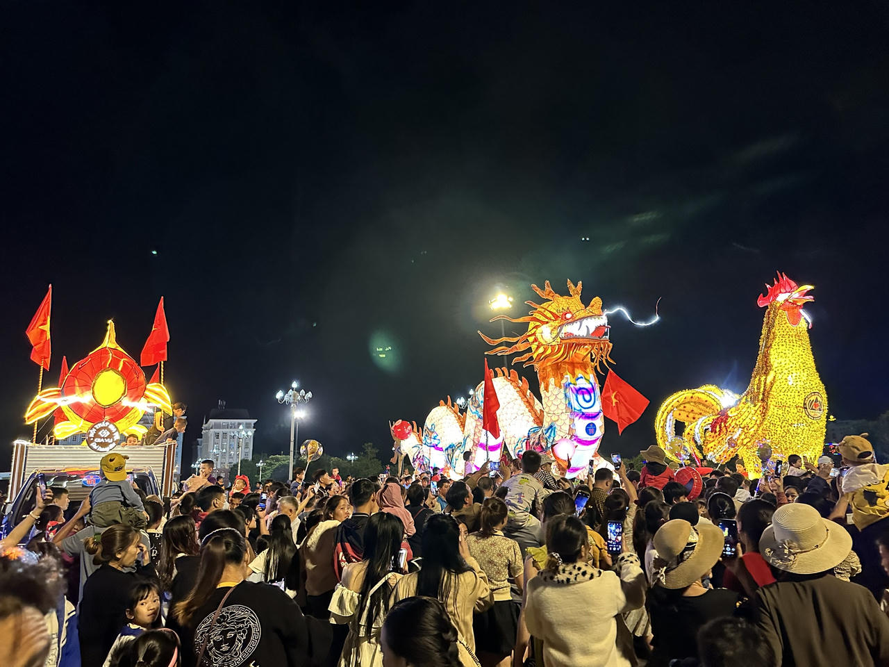 Ấn tượng màn trình diễn diễu hành Đèn ông sao tại Lai Châu