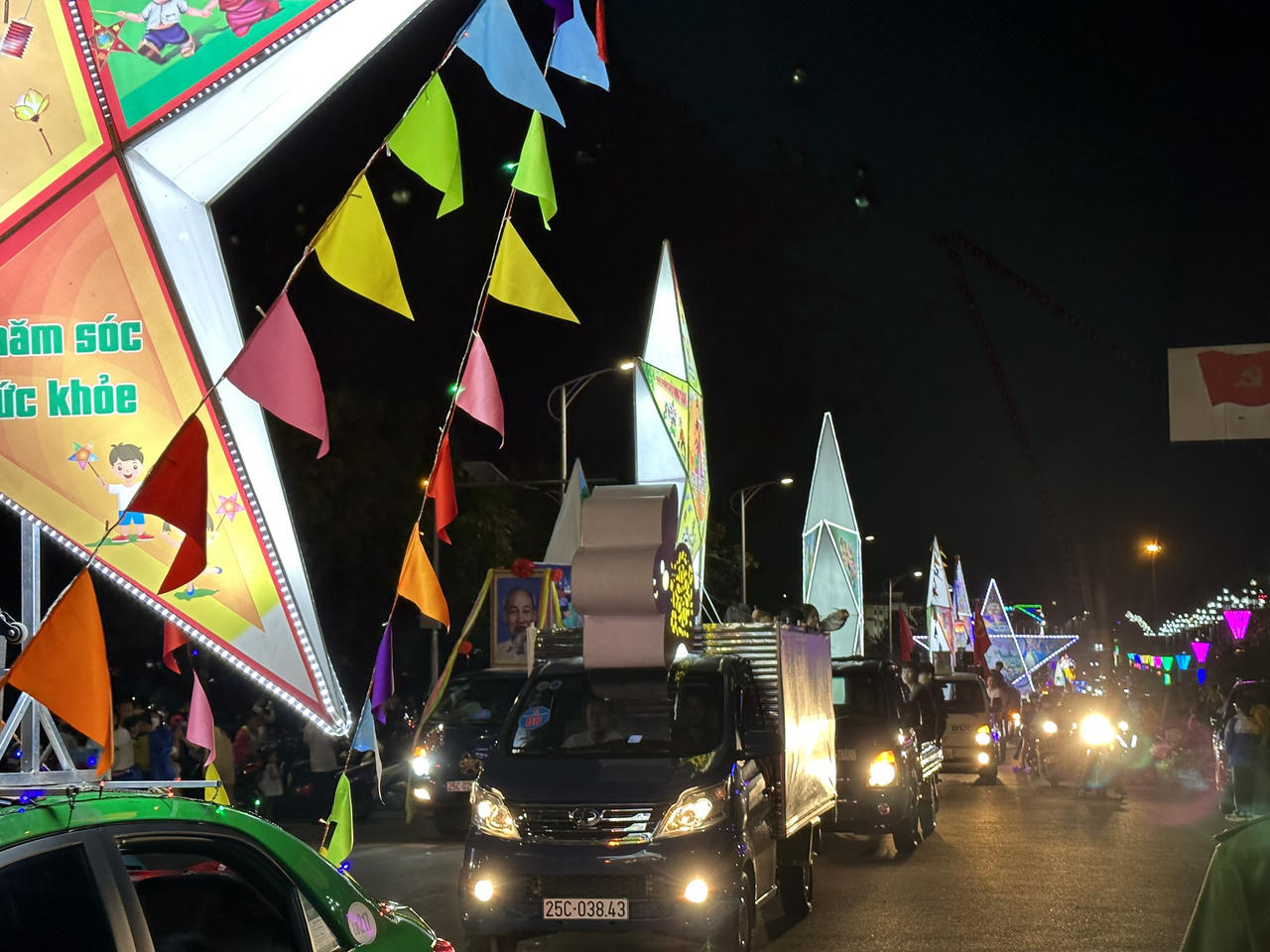 Ấn tượng màn trình diễn diễu hành Đèn ông sao tại Lai Châu