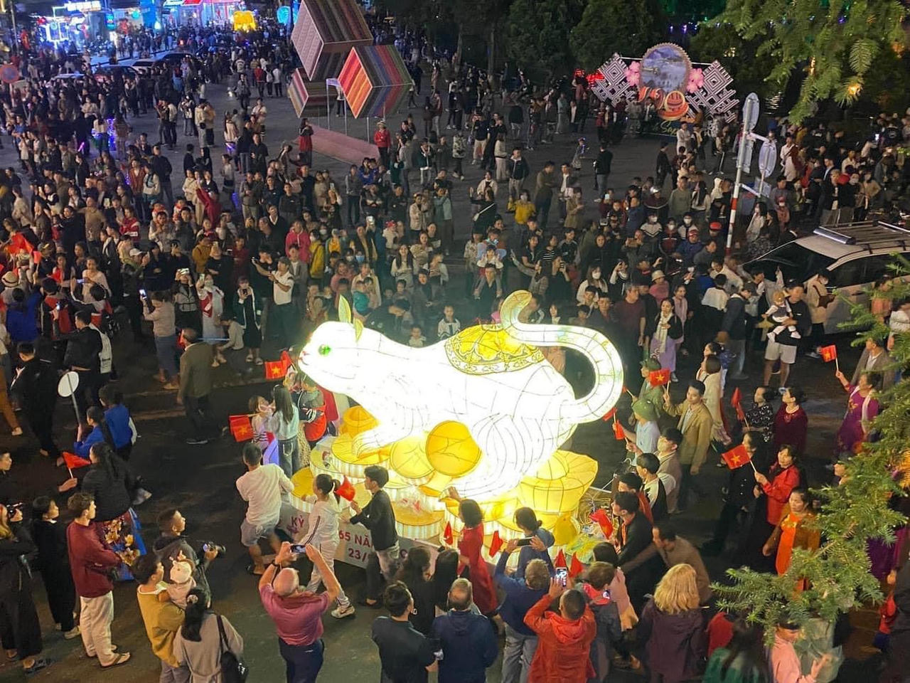 Sa Pa lung linh đêm hội trăng rằm 