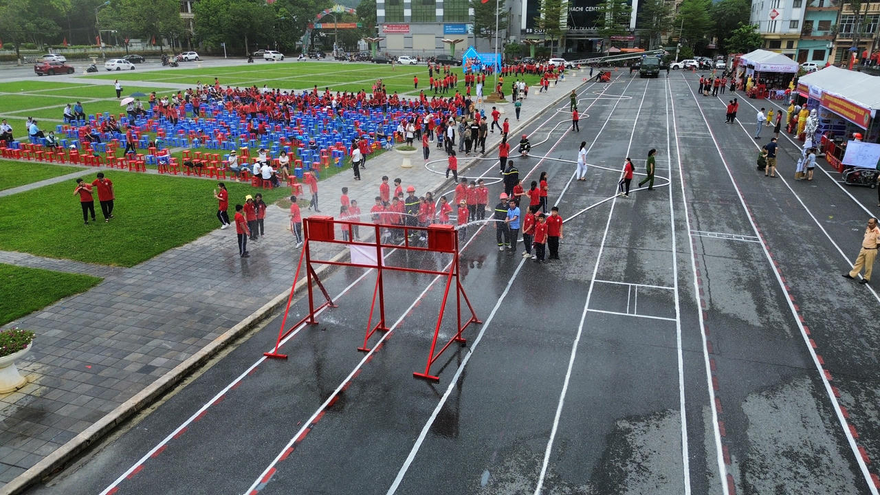 Người dân Lào Cai đồng loạt tham gia thực hành chữa cháy, cứu hộ cứu nạn