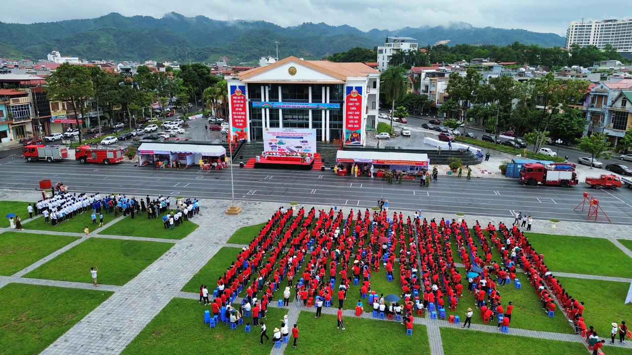 Người dân Lào Cai đồng loạt tham gia thực hành chữa cháy, cứu hộ cứu nạn