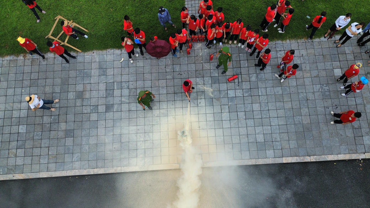 Người dân Lào Cai đồng loạt tham gia thực hành chữa cháy, cứu hộ cứu nạn