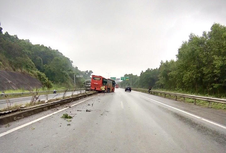 Xe khách mất lái đâm gãy gần 100m dải phân cách trên cao tốc