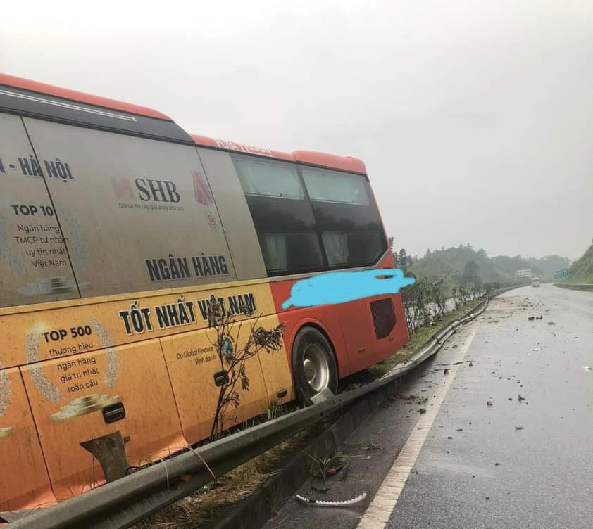 Xe khách mất lái đâm gãy gần 100m dải phân cách trên cao tốc