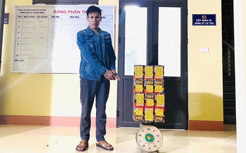 Lào Cai: Bắt đối tượng vận chuyển hơn 39 kg pháo