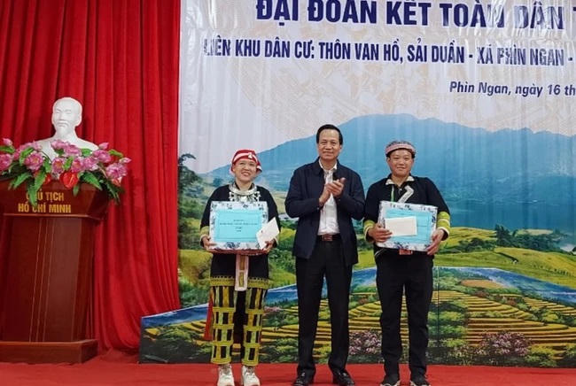 Bộ trưởng Đào Ngọc Dung dự Ngày hội Đại đoàn kết toàn dân tại Lào Cai