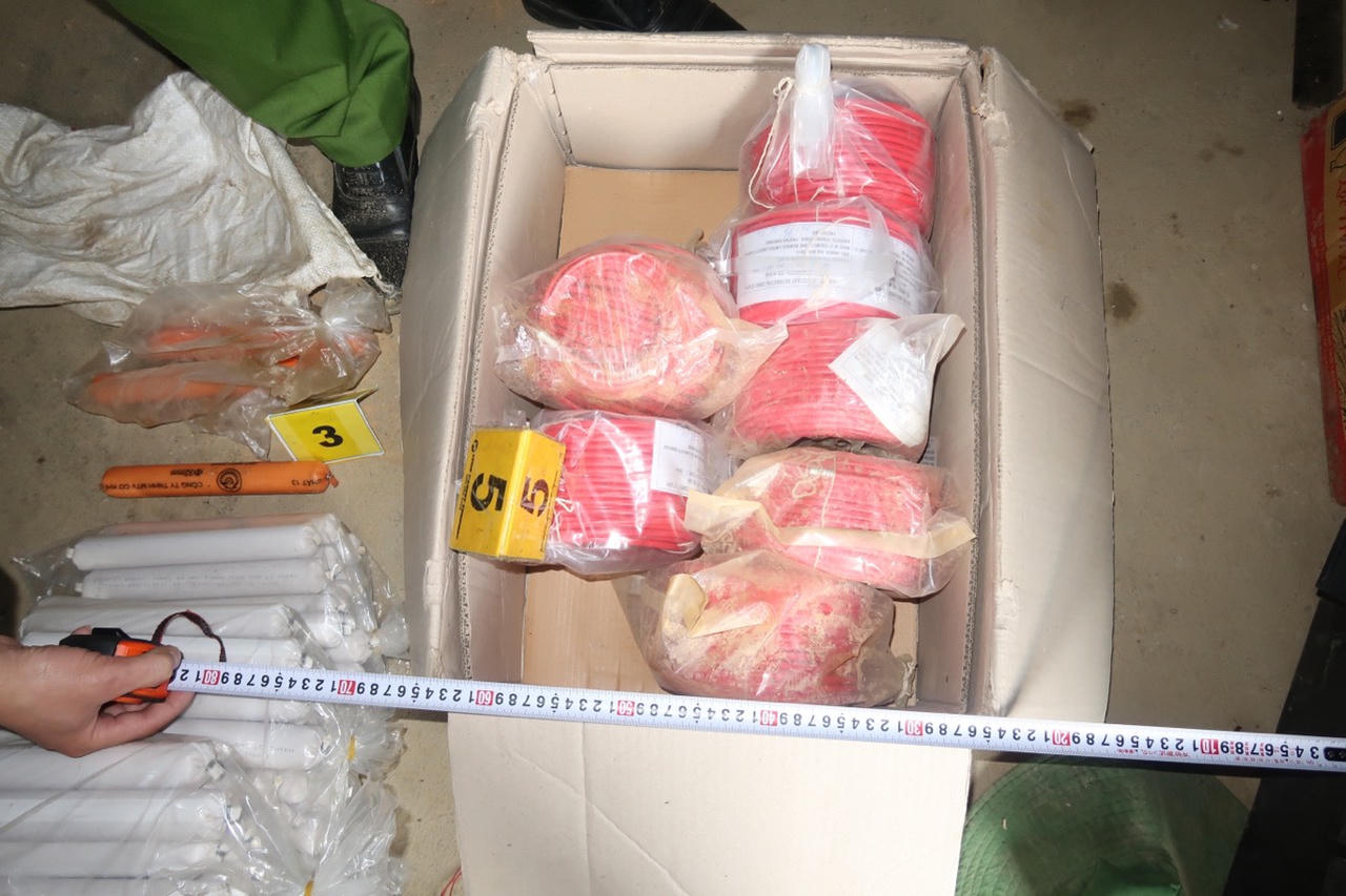 Giám đốc Công ty tàng trữ gần 100 kg thuốc nổ dưới gầm phản ngủ của công nhân