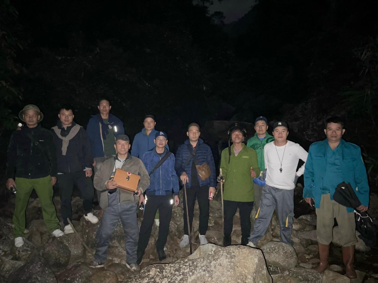 Xuyên đêm tìm kiếm, cứu phi công dù lượn bị nạn