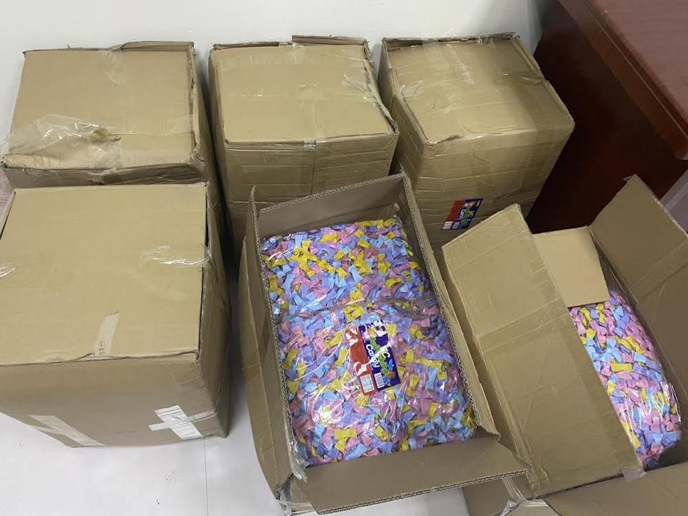 Lào Cai: Ngăn chặn lô hàng kẹo trái cây 7 mầu không rõ nguồn gốc sắp bán cho học sinh