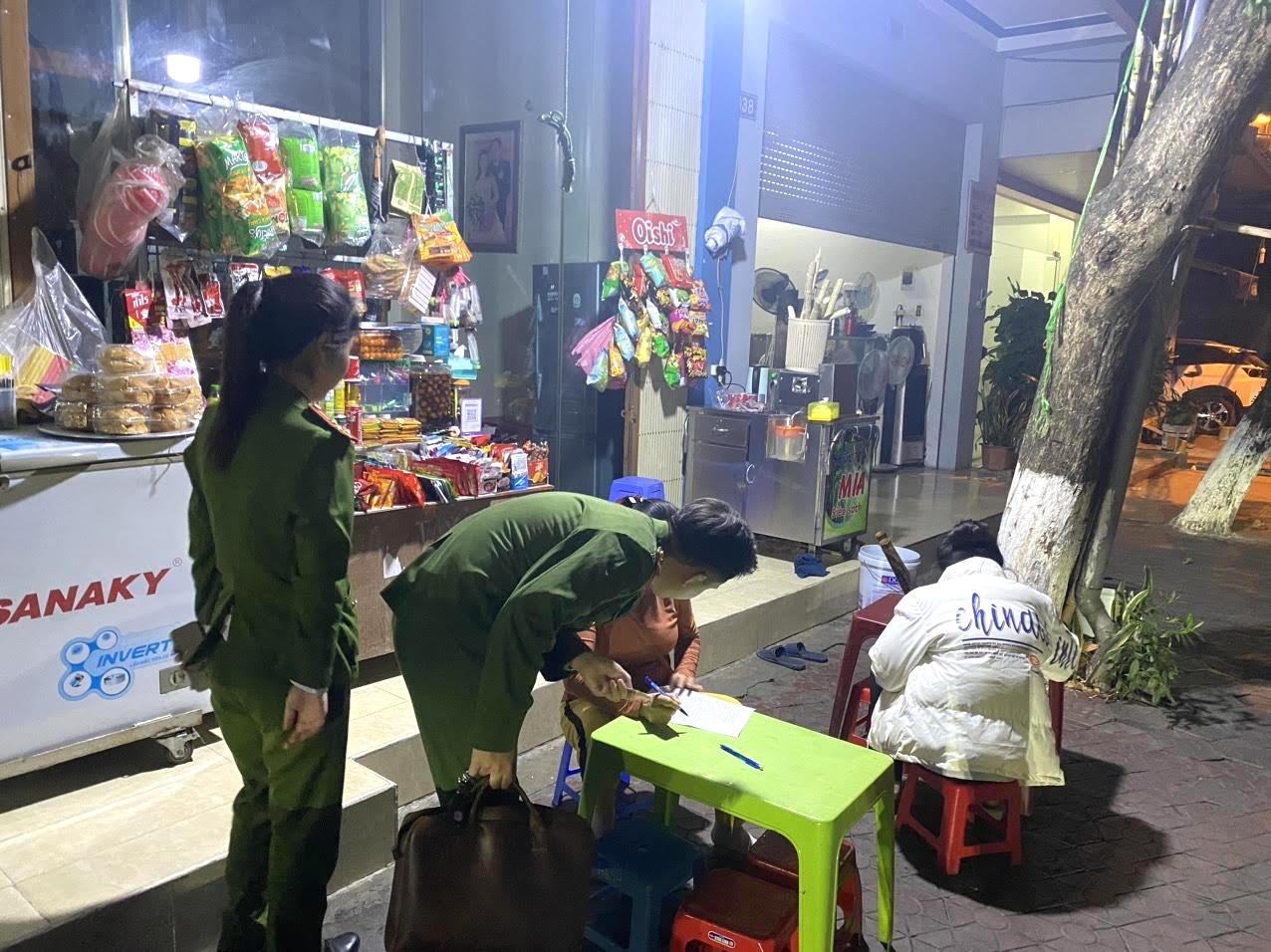 Lào Cai: Ngăn chặn lô hàng kẹo trái cây 7 mầu không rõ nguồn gốc sắp bán cho học sinh