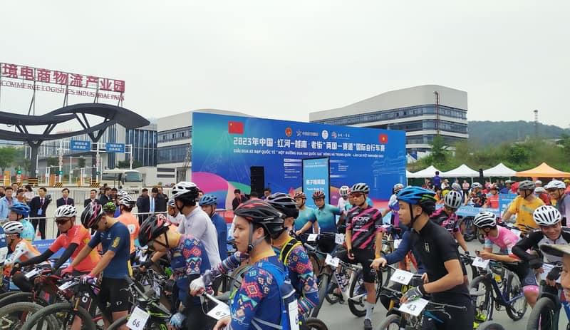 Hơn 600 vận động viên tranh tài Giải đua xe đạp quốc tế “Một đường đua - hai quốc gia” năm 2023