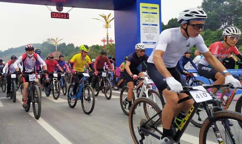 Hơn 600 vận động viên tranh tài Giải đua xe đạp quốc tế “Một đường đua - hai quốc gia” năm 2023