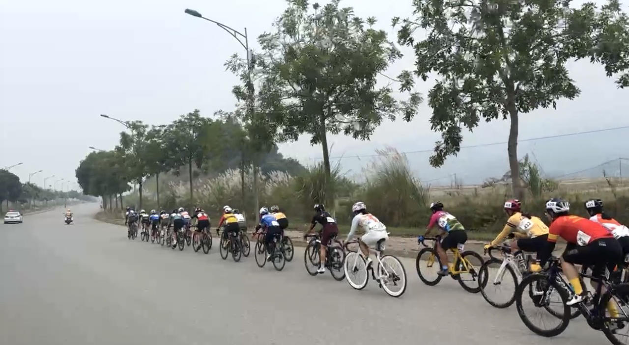 Bế mạc Giải đua xe đạp quốc tế 'Một đường đua - hai quốc gia' 2023