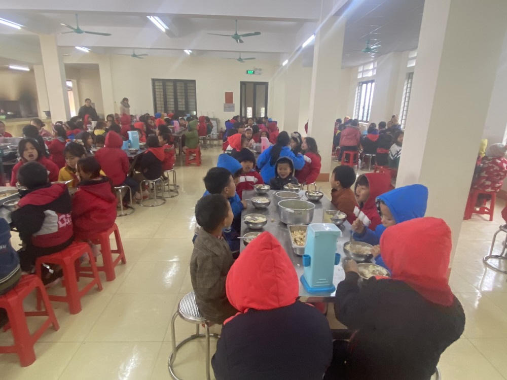 Bữa ăn bán trú Trường PTDTBT Tiểu học Hoàng Thu Phố 1 thế nào sau hình ảnh gây xôn xao?
