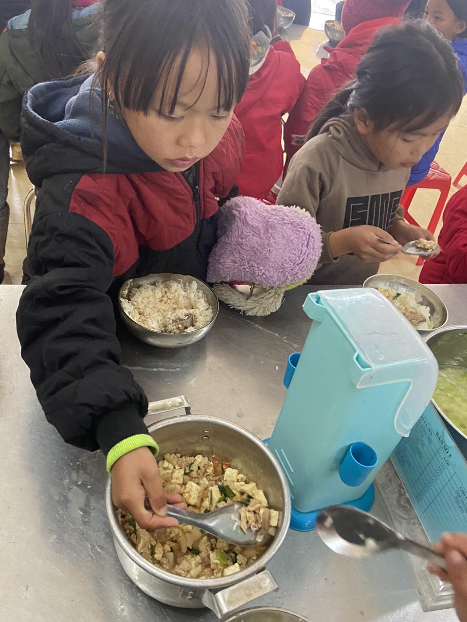 Bữa ăn bán trú Trường PTDTBT Tiểu học Hoàng Thu Phố 1 thế nào sau hình ảnh gây xôn xao?