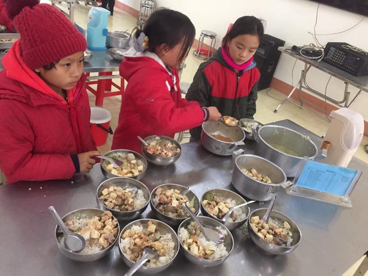 Bữa ăn bán trú Trường PTDTBT Tiểu học Hoàng Thu Phố 1 thế nào sau hình ảnh gây xôn xao?