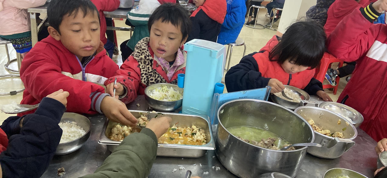 Bữa ăn bán trú Trường PTDTBT Tiểu học Hoàng Thu Phố 1 thế nào sau hình ảnh gây xôn xao?