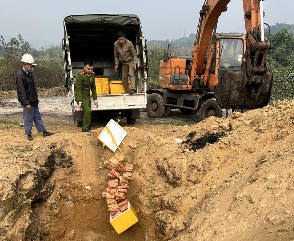 Lào Cai kiên quyết ngăn chặn hàng hóa không rõ nguồn gốc và thực phẩm bẩn dịp cuối năm