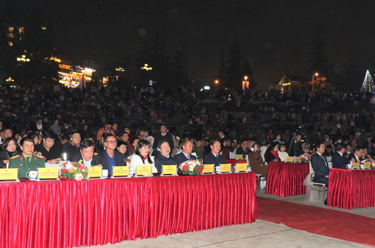 Sa Pa đón nhận Bằng Di sản văn hóa phi vật thể quốc gia về “Nghệ thuật làm trang phục của người Mông đen"