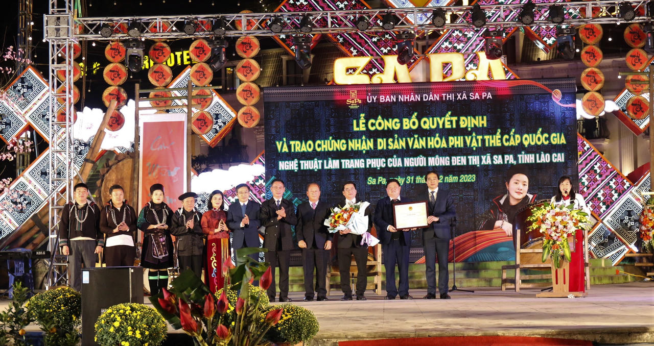 Sa Pa đón nhận Bằng Di sản văn hóa phi vật thể quốc gia về “Nghệ thuật làm trang phục của người Mông đen"