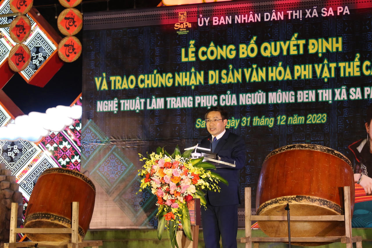 Sa Pa đón nhận Bằng Di sản văn hóa phi vật thể quốc gia về “Nghệ thuật làm trang phục của người Mông đen"