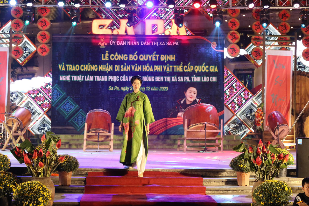 Sa Pa đón nhận Bằng Di sản văn hóa phi vật thể quốc gia về “Nghệ thuật làm trang phục của người Mông đen"