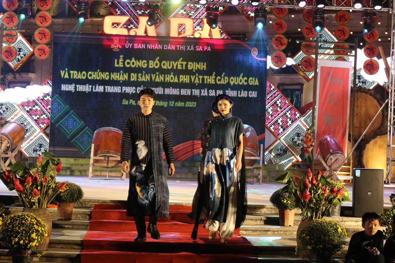 Sa Pa đón nhận Bằng Di sản văn hóa phi vật thể quốc gia về “Nghệ thuật làm trang phục của người Mông đen"