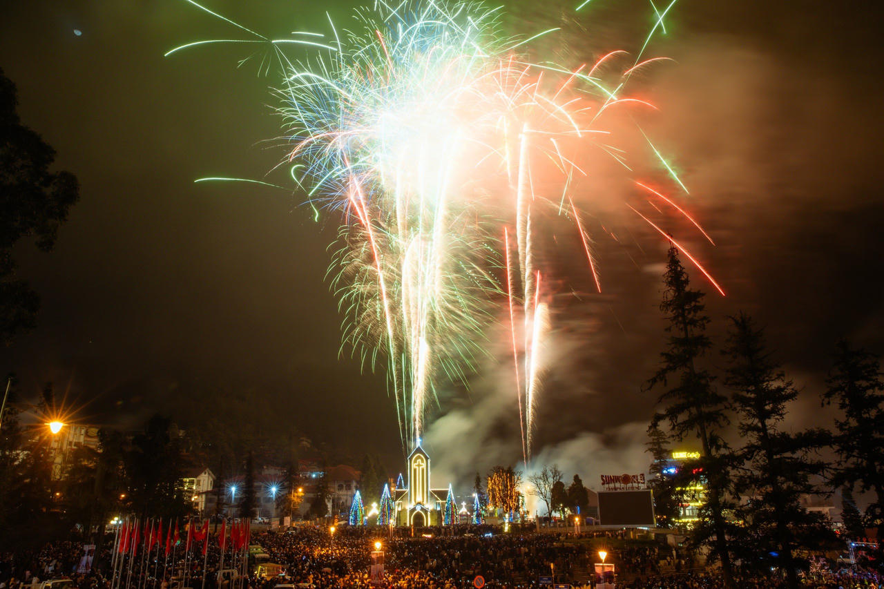 Mãn nhãn màn pháo hoa “Chào năm mới Xuân Giáp Thìn 2024” tại Sa Pa