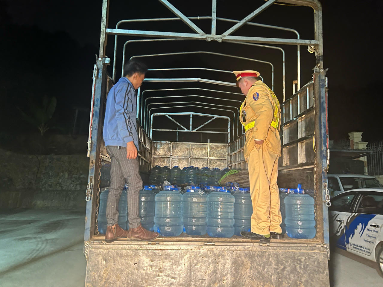 Tạm giữ xe tải vận chuyển hơn 3.000 lít rượu không rõ nguồn gốc xuất xứ