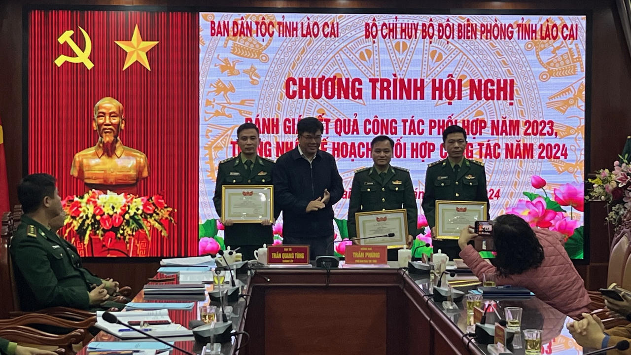 Phối hợp vận động đồng bào các dân tộc tham gia bảo vệ chủ quyền an ninh biên giới quốc gia